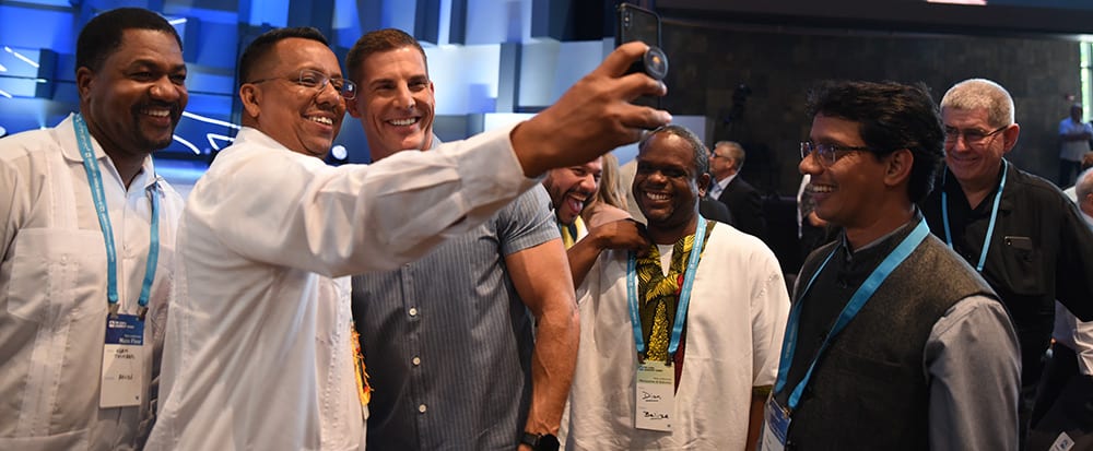 Criag Groeschel takes a selfie with International guest at The Global Leadership Summit 2019;