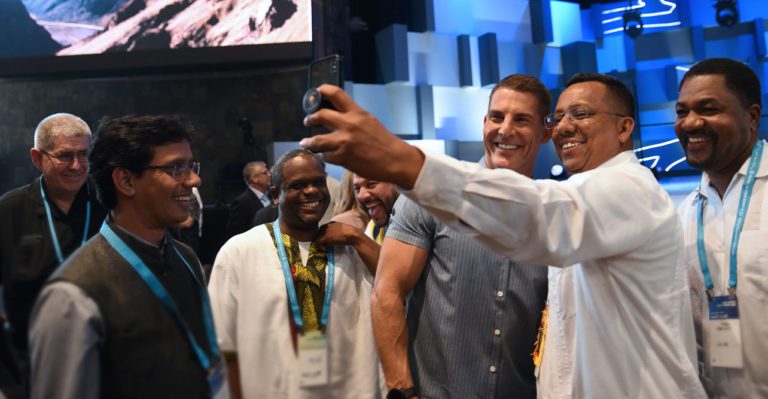 Craig Groeschel takes a selfie with international guests at The Global Leadership Summit 2019